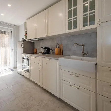 La By Interhome *